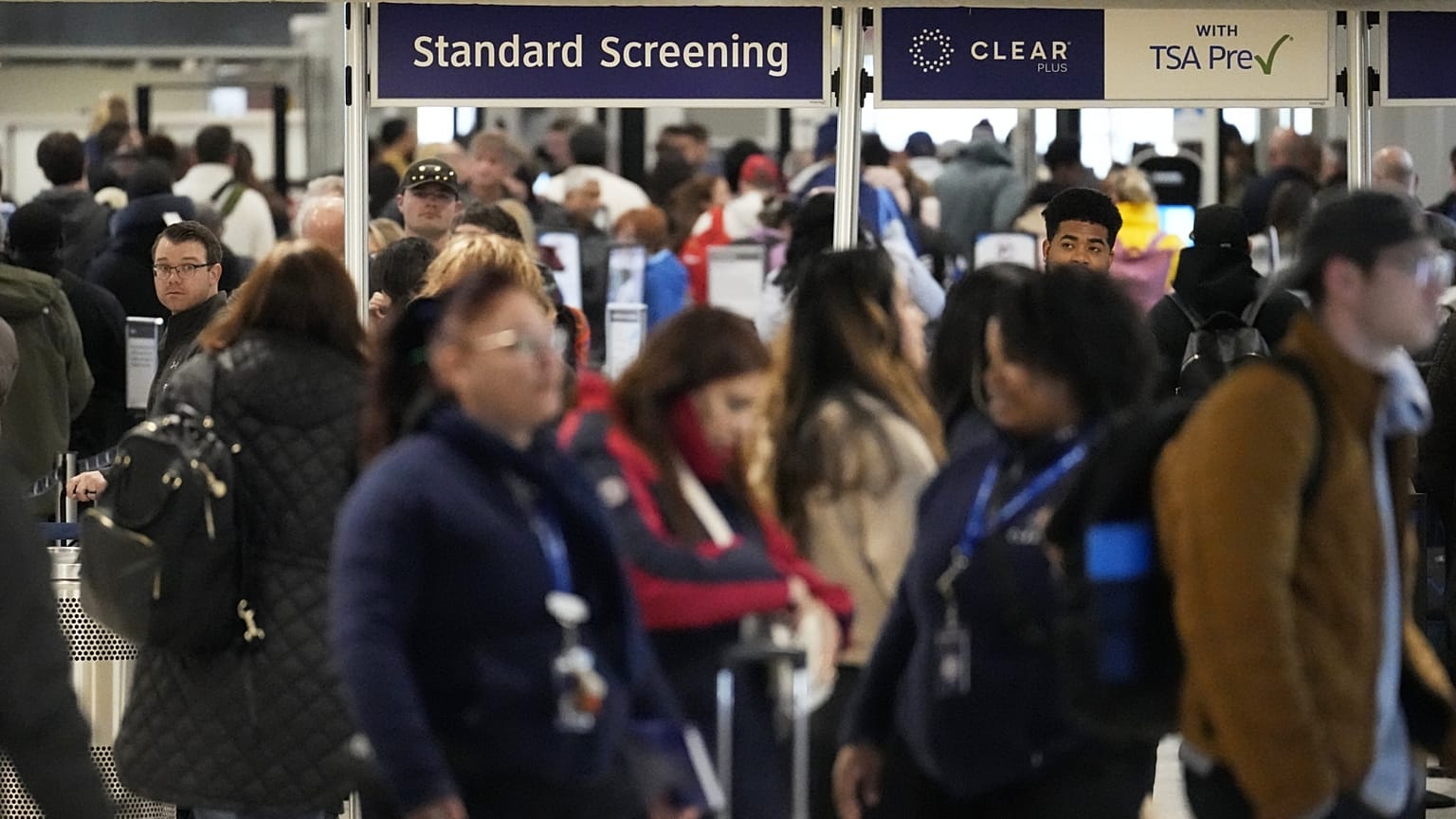 Utasok a houstoni repülőtér biztonsági ellenőrzésén