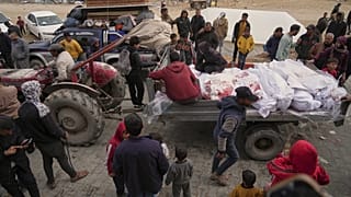 Os corpos das vítimas de um ataque aéreo do exército israelita são preparados para serem enterrados no Hospital Indonésia em Beit Lahia, 20 de março de 2025