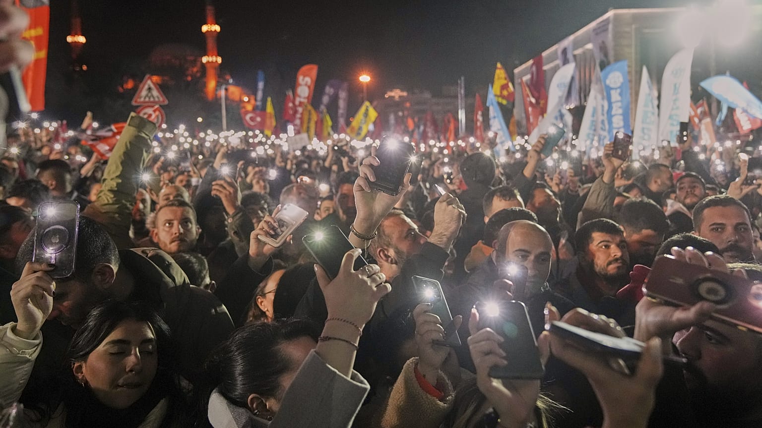 Manifestanti fuori dal Municipio per protestare contro l'arresto del sindaco di Istanbul Ekrem Imamoglu a Istanbul, Turchia, 19 marzo 2025