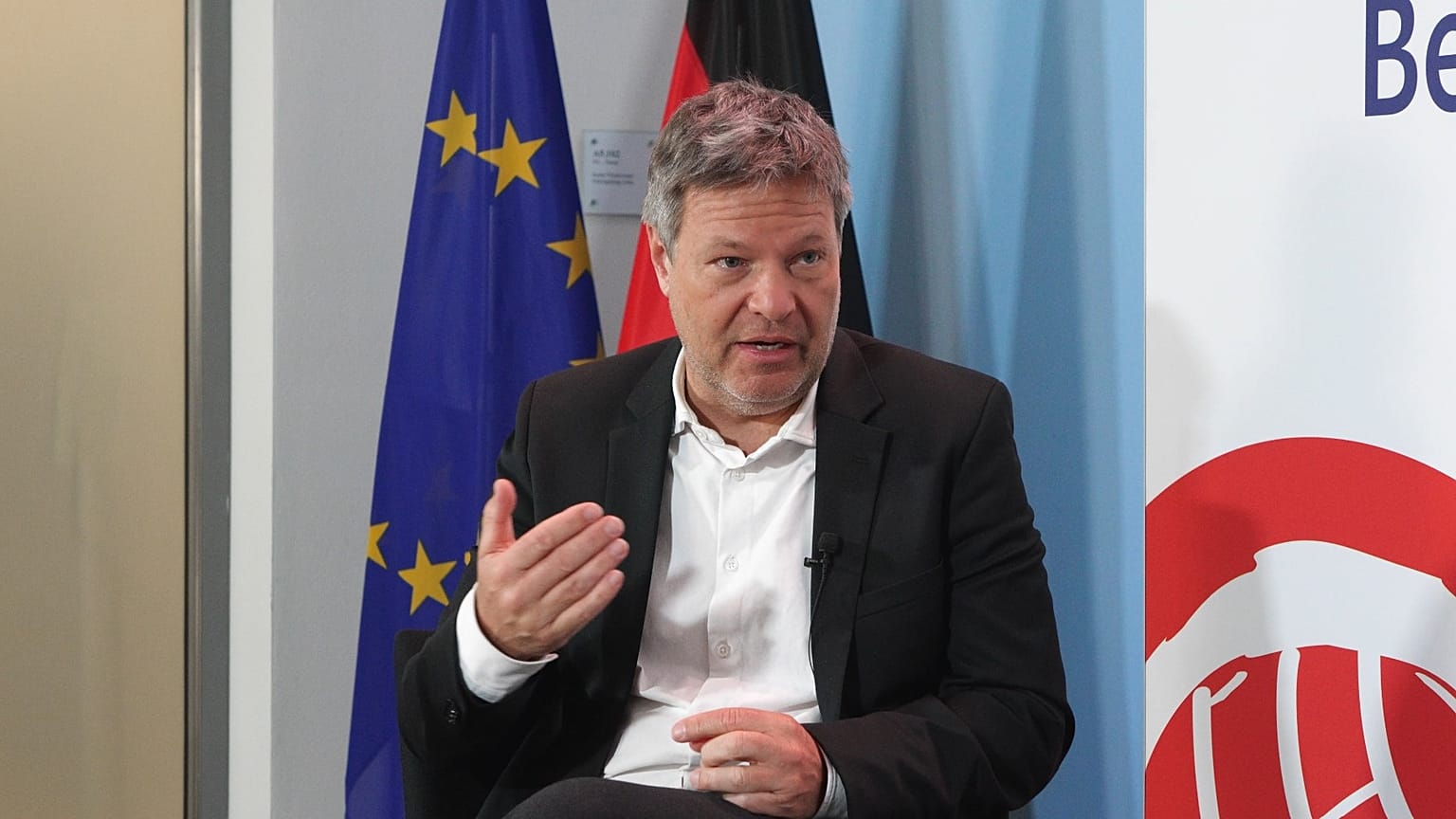 Vizekanzler und Bundesminister für Wirtschaft und Klimaschutz Robert Habeck im Gespräch mit Euronews, 19.03.2025, Berlin.