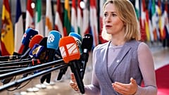 Die EU-Außenbeauftragte Kaja Kallas vor dem Gipfeltreffen in Brüssel - sie hofft auf 5 Mrd. Euro für Artilleriemunition für die Ukraine