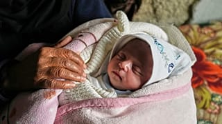Ella Osama Abu Dagga, âgée de 25 jours, à Khan Younis, dans le sud de la bande de Gaza, jeudi 20 mars 2025.