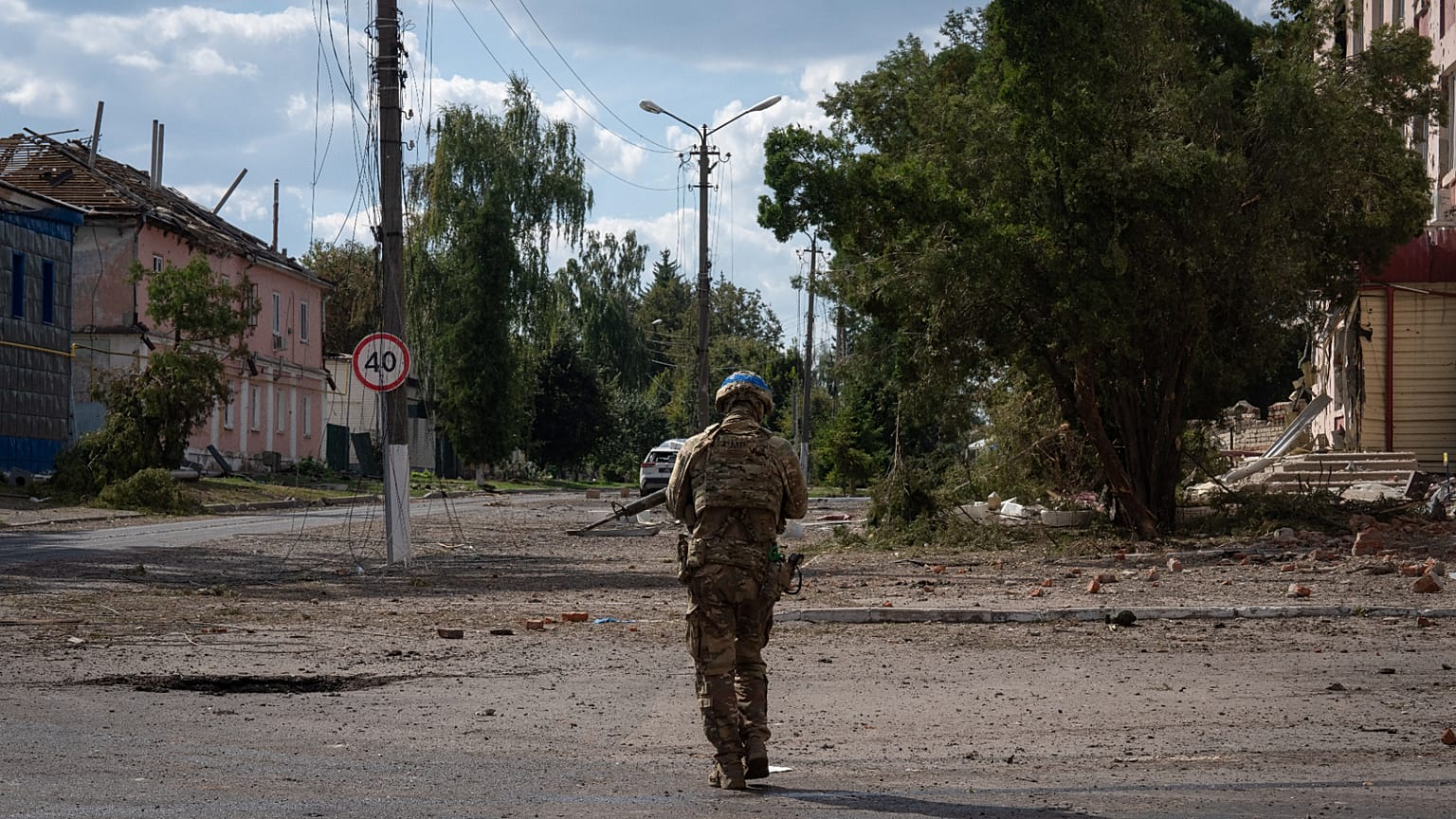 A Ukrainian soldier walks in the city centre of Sudzha in the Kursk region, 16 August, 2024
