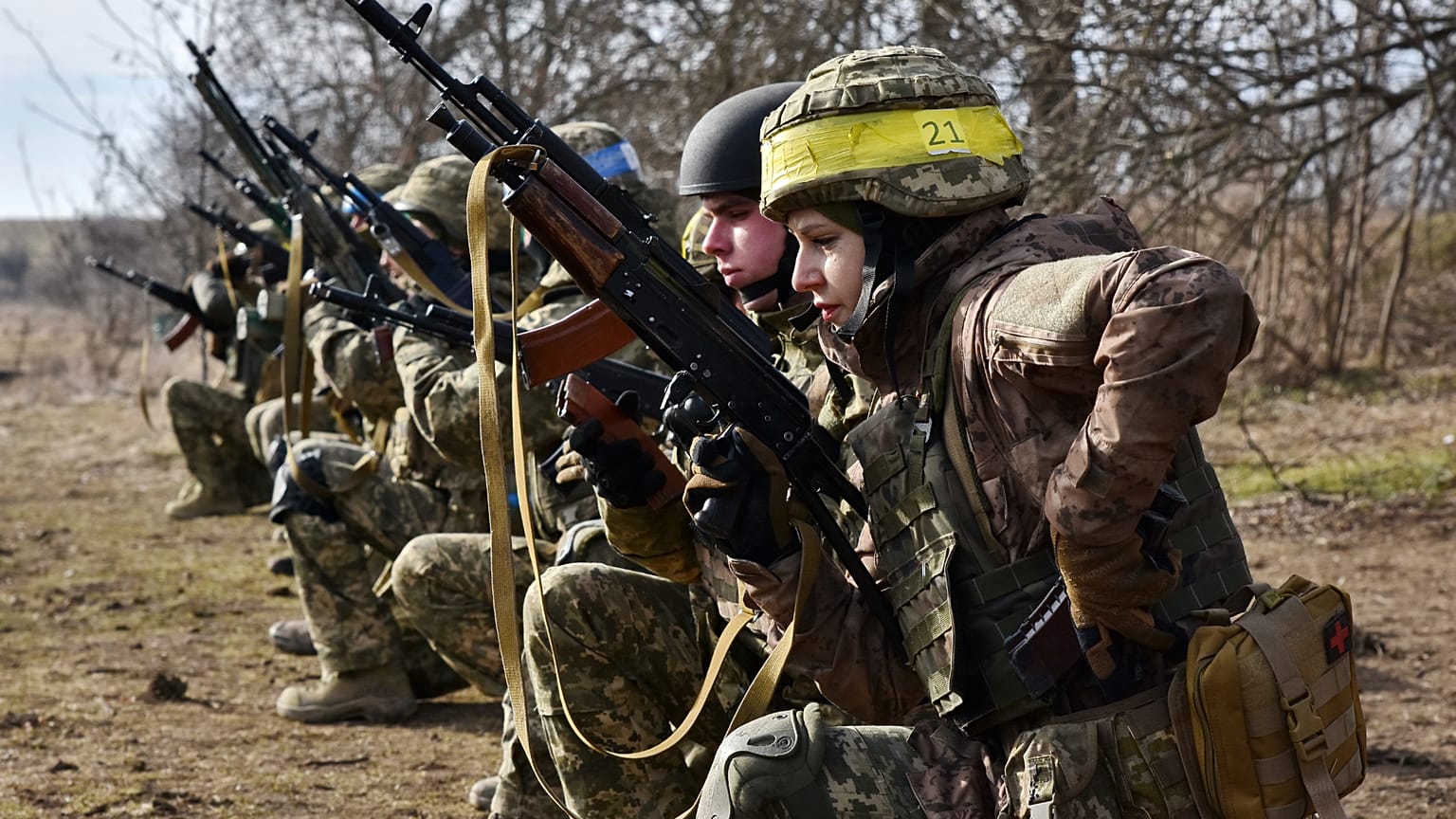Nesta foto fornecida pelo serviço de imprensa da 65ª Brigada Mecanizada da Ucrânia, militares ucranianos treinam no campo de treino militar na região de Zaporizhzhia, 10 de março de 2025