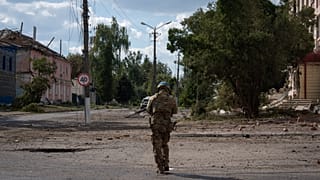 A Ukrainian soldier walks in the city centre of Sudzha in the Kursk region, 16 August, 2024