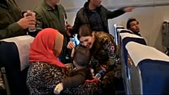 Kinder und Besatzungsmitglieder spielen im Inneren des Flugzeugs KC 767 der italienischen Luftwaffe