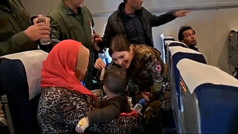 Des enfants et des membres d'équipage jouent à l'intérieur de l'avion KC 767 de l'armée de l'air italienne.