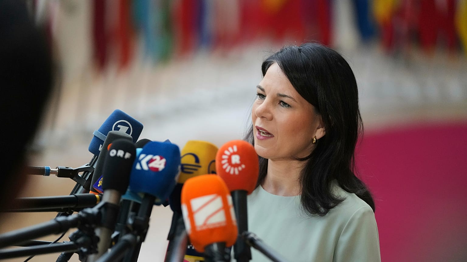 Il ministro degli Esteri tedesco Annalena Baerbock parla con i media presso la sede del Consiglio europeo a Bruxelles, 17 marzo 2025.