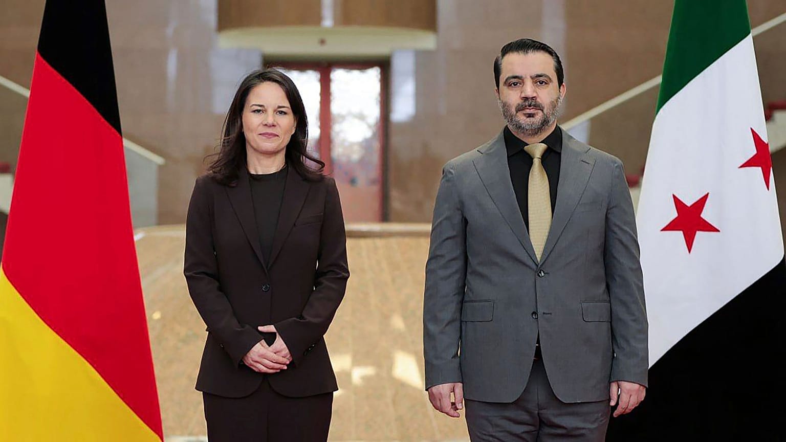 آنالنا بربوک وزیر امور خارجه آلمان در کنار اسعد شیبانی وزیر امور خارجه دولت موقت سوریه در دمشق به تاریخ ۲۰ مارس ۲۰۲۵