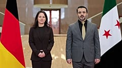 آنالنا بربوک وزیر امور خارجه آلمان در کنار اسعد شیبانی وزیر امور خارجه دولت موقت سوریه در دمشق به تاریخ ۲۰ مارس ۲۰۲۵