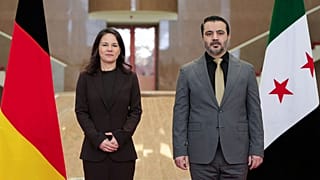 آنالنا بربوک وزیر امور خارجه آلمان در کنار اسعد شیبانی وزیر امور خارجه دولت موقت سوریه در دمشق به تاریخ ۲۰ مارس ۲۰۲۵