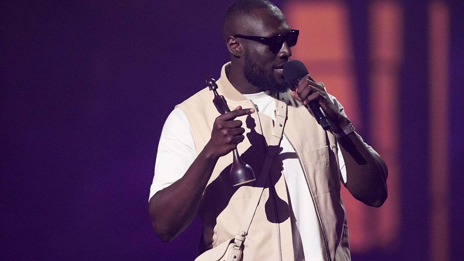 Stormzy, 1 Mart 2025 tarihinde Londra'da düzenlenen Brit Ödülleri 2025 sırasında en iyi hip hop/grime/rap eylemi ödülünü kabul ediyor