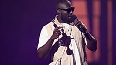 Stormzy, 1 Mart 2025 tarihinde Londra'da düzenlenen Brit Ödülleri 2025 sırasında en iyi hip hop/grime/rap eylemi ödülünü kabul ediyor