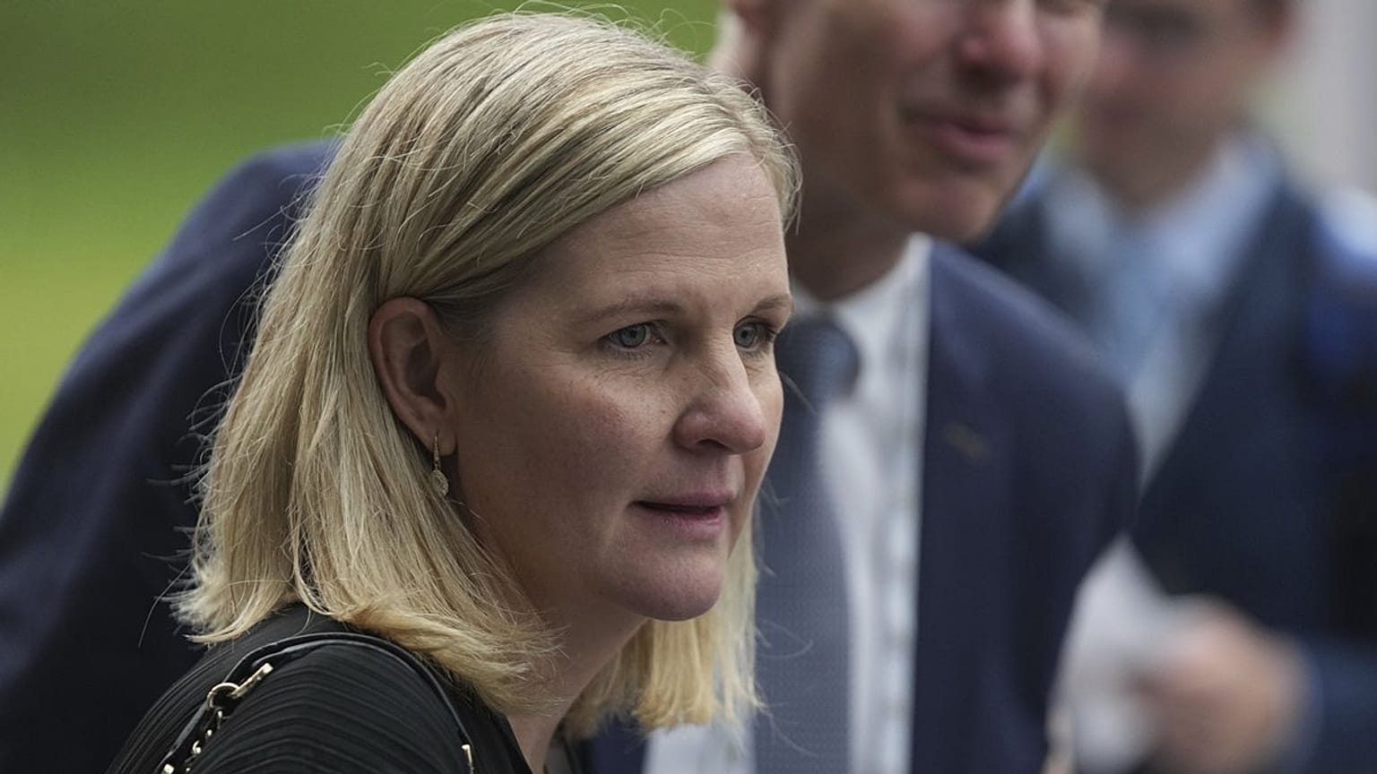 Kirsty Coventry olimpiai és világbajnok zimbabwei úszó, sportminiszter érkezik a NOB 144. közgyűlésére a görögországi Olümpiában 2025. március 18-án.