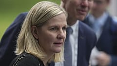 Kirsty Coventry olimpiai és világbajnok zimbabwei úszó, sportminiszter érkezik a NOB 144. közgyűlésére a görögországi Olümpiában 2025. március 18-án.