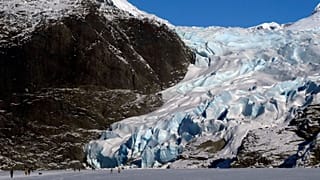 Persone camminano vicino al ghiacciaio Mendenhall il 9 febbraio 2025 a Juneau, in Alaska.