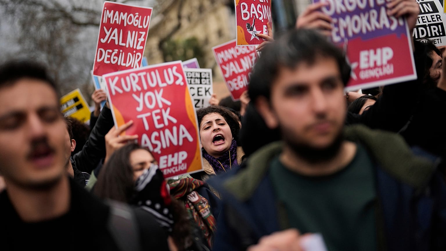 Auf türkischen Plakaten war zu lesen: "Imamoglu ist nicht allein" und "Es gibt keine Rettung allein".