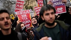 Auf türkischen Plakaten war zu lesen: "Imamoglu ist nicht allein" und "Es gibt keine Rettung allein".