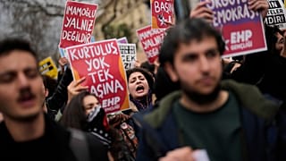 Auf türkischen Plakaten war zu lesen: "Imamoglu ist nicht allein" und "Es gibt keine Rettung allein".