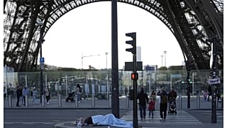أحد المشردين تحت برج ايفل الشهير في باريس. 10 أبريل 2024.
