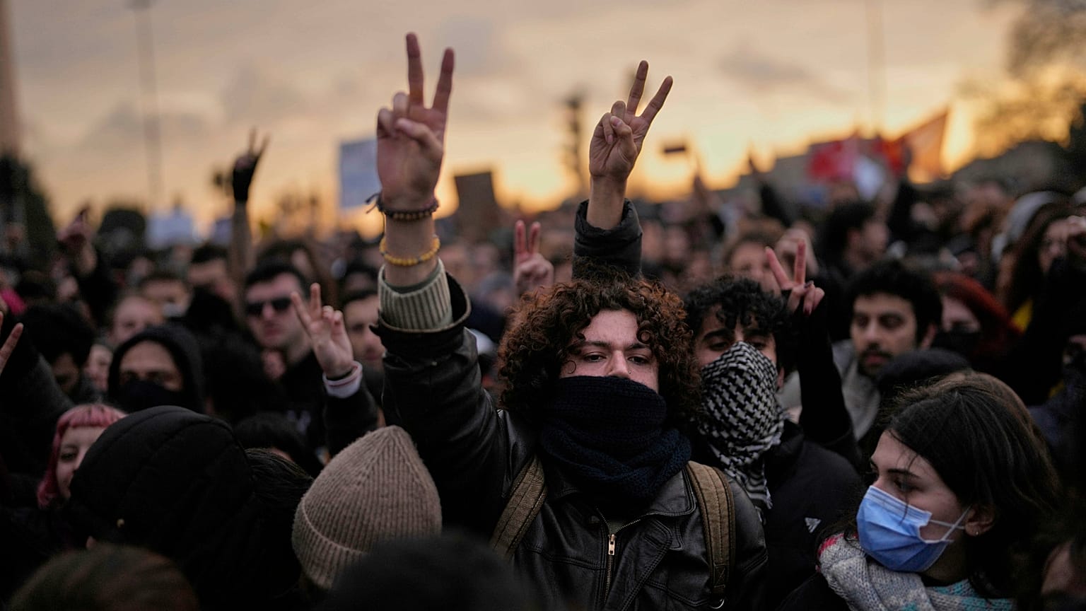 مسيرة لأشخاص للاحتجاج على اعتقال رئيس بلدية إسطنبول أكرم إمام أوغلو في إسطنبول، 20 مارس/آذار 2025