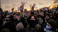 Menschen demonstrieren gegen die Verhaftung des Istanbuler Bürgermeisters Ekrem İmamoğlu in Istanbul, 20. März 2025