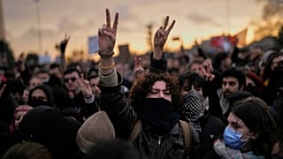 La gente marcia per protestare contro l'arresto del sindaco di Istanbul Ekrem İmamoğlu a Istanbul, 20 marzo 2025.
