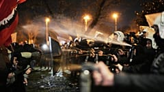 Isztambuli rendőrök borssprayt vetnek be a tüntetők ellen