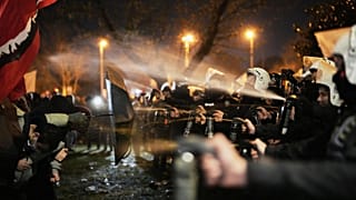 Isztambuli rendőrök borssprayt vetnek be a tüntetők ellen