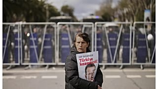 Ένας διαδηλωτής υπέρ του Ακράμ Ιμάμογλου αγκαλιάζει το πορτρέτο του κατά τη διάρκεια διαμαρτυρίας για τη σύλληψή του από τις τουρκικές αρχές. 19 Μαρτίου 2025.