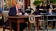 Başkan Donald Trump, 20 Mart 2025 Perşembe günü Washington'daki Beyaz Saray'ın Doğu Salonu'nda bir kararname imzaladı