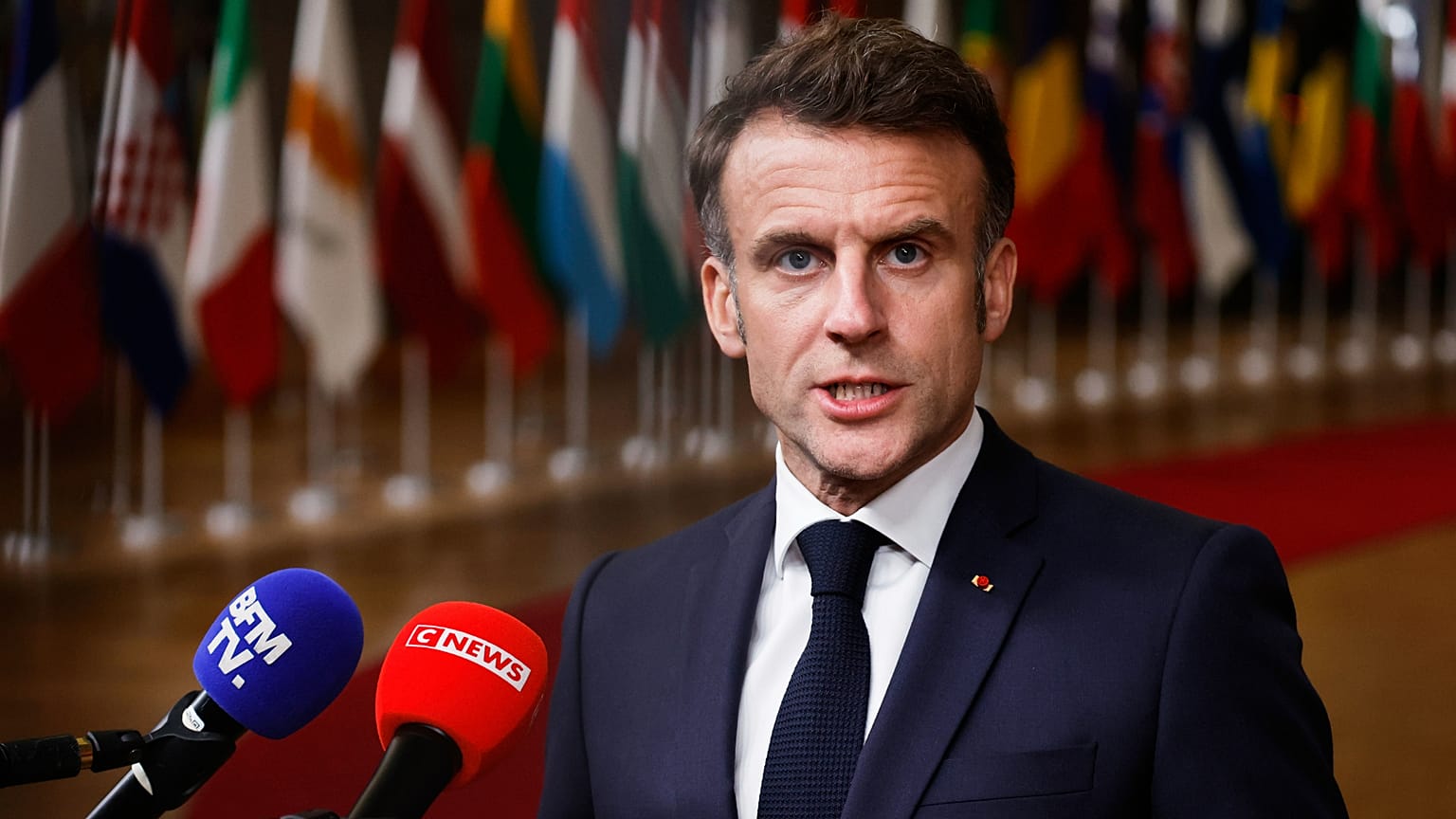Emmanuel Macron s'exprime lors d'une conférence de presse à l'issue d'un sommet de l'UE à Bruxelles, le 20 mars 2025.