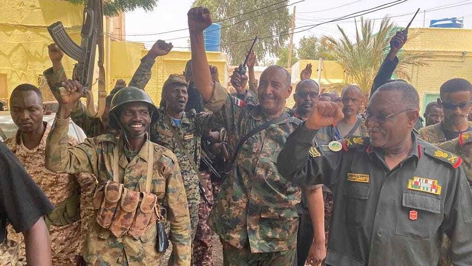  قائد الجيش السوداني عبد الفتاح البرهان خلال زيارة للقوات في الخرطوم، السودان، يوم الثلاثاء 30 أيار/ مايو 2023.