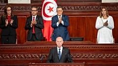 Στη φωτογραφία ο πρόεδρος της Τυνησίας Καΐς Σαΐντ μετά την ορκωμοσία του τη Δευτέρα 21 Οκτωβρίου 2024 στην Τύνιδα μετά την επανεκλογή του.