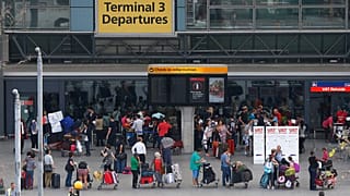 DATEI - Passagiere stehen vor dem Terminal 3 des Flughafens Heathrow in London Schlange, Freitag, 12. Juli 2013.
