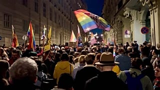 Tüntetés a bécsi magyar nagykövetség előtt 2025. március 20-án este