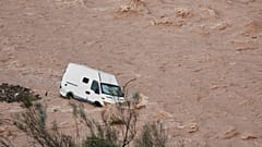 Ein Transporter wird fotografiert, während er von der Flut in Casasola, Malaga, Spanien, am Dienstag, den 18. März 2025, mitgerissen wird.