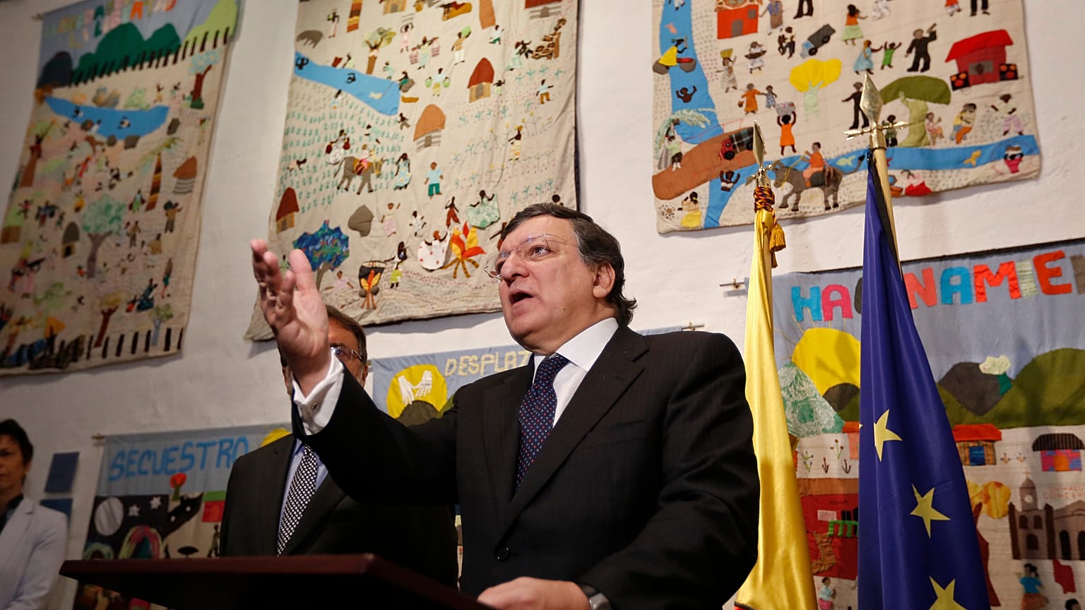 En una imagen de archivo de su mandato, Durao Barroso visita la exposición "Basta Ya", organizada por el Centro Nacional de Memoria Histórica en Bogotá, Colombia, el jueves 12