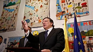 En una imagen de archivo de su mandato, Durao Barroso visita la exposición "Basta Ya", organizada por el Centro Nacional de Memoria Histórica en Bogotá, Colombia, el jueves 12