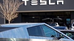 Ένα Tesla Cybertruck και άλλα οχήματα Telsla κάθονται σε μια αντιπροσωπεία, Τετάρτη, 19 Μαρτίου 2025, στο Kennesaw, Ga