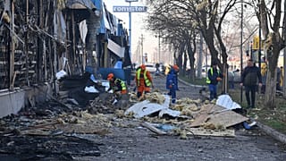 Städtische Arbeiter räumen auf, nachdem russische Drohnen während des nächtlichen Angriffs in Odessa Geschäfte getroffen haben.