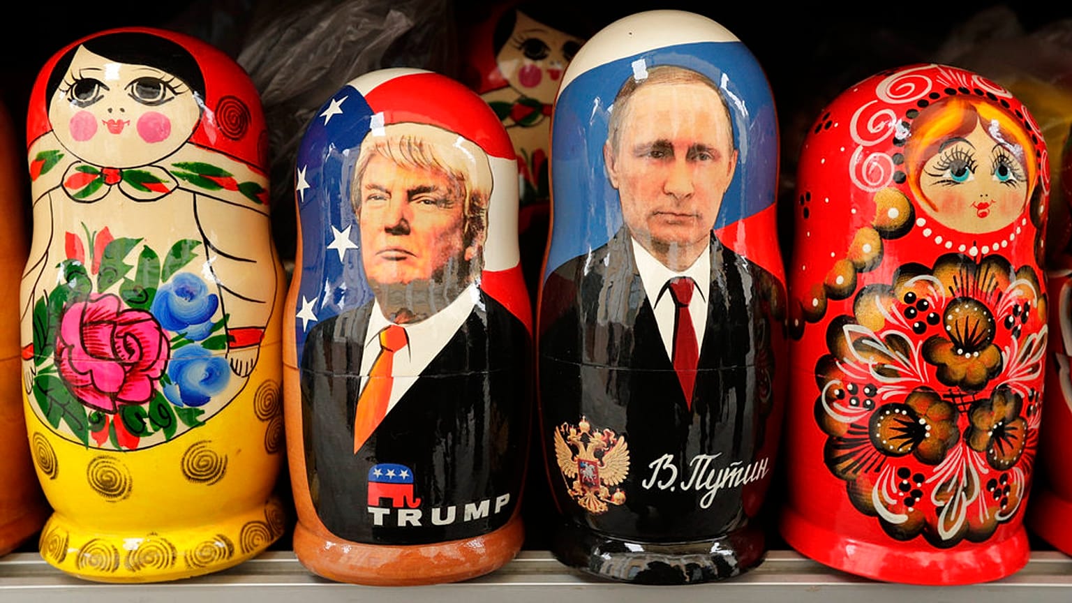Традиционные русские матрешки с изображением президента США Дональда Трампа и президента России Владимира Путина выставлены на продажу в сувенирном киоске в Санкт-Петербурге, Россия.
