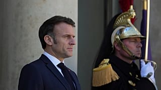 Le président français Emmanuel Macron attend avant d'accueillir le roi Abdallah II de Jordanie, avant une réunion au palais de l'Élysée à Paris, mercredi 19 mars 2025.
