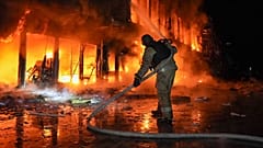 Σε αυτή τη φωτογραφία που παρέχεται από την Υπηρεσία Έκτακτης Ανάγκης της Ουκρανίας, οι πυροσβέστες σβήνουν τη φωτιά σε μια αποθήκη μετά από ρωσική επίθεση στην Οδησσό, Ουκρανία, την Παρασκευή, 21 Μαρτίου 2025.