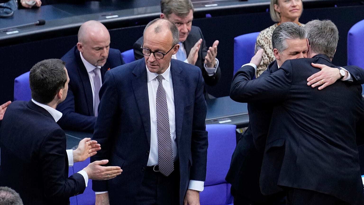 Friedrich Merz, a Kereszténydemokrata Unió párt elnöke (középen) a Bundestag ülésén Berlinben, 2025. március 18-án.