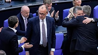 Der CDU-Parteivorsitzende Friedrich Merz, Mitte, reagiert nach einer Debatte und Abstimmung über die Lockerung der Schuldenregeln in Berlin, Deutschland, Dienstag, 2025.