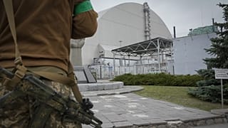 Archív fotó: ukrán katona a részben még működő csernobili atomerőmű területén