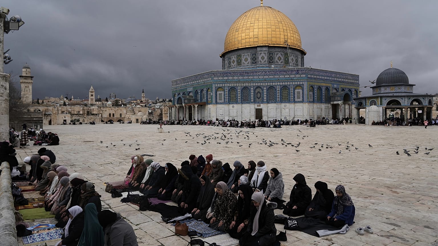 فلسطينيات يؤدين صلاة الجمعة في حرم المسجد الأقصى في البلدة القديمة بالقدس، خلال شهر رمضان المبارك، الجمعة، 21 مارس/آذار 2025