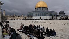 فلسطينيات يؤدين صلاة الجمعة في حرم المسجد الأقصى في البلدة القديمة بالقدس، خلال شهر رمضان المبارك، الجمعة، 21 مارس/آذار 2025