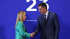 Italy's Prime Minister Giorgia Meloni shakes hands with Spain's Prime Minister Pedro Sanchez at the Europe Summit in Granada, 6 October, 2023